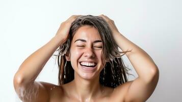 ai generato gioioso donna insaponare shampoo nel capelli, catturato a metà risata, incarnando spensierato momenti di cura di sé. foto