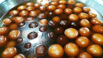 Marrone gulab Jamun essere fatto a un' tipico bangladeshi dolce foto