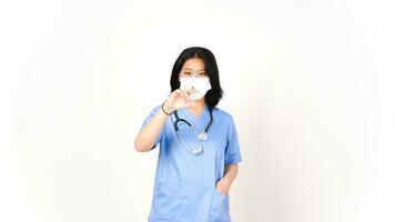giovane asiatico femmina medico indossare medico maschera e Tenere siringa per vaccinazione isolato su bianca sfondo foto