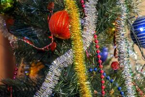 Natale giocattoli e ornamenti su il Natale albero foto