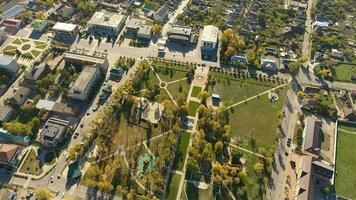 superiore Visualizza di il villaggio. il villaggio di poltavskaja. centrale parco e rosso strada. foto