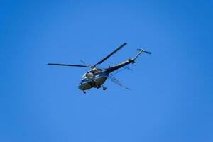 un' elicottero di agricolo aviazione è volante nel il blu cielo. foto