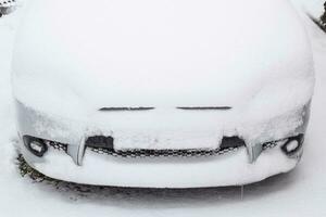 autunno addormentato bagnato neve macchina. nevicata di bagnato neve. neve dire bugie su il auto foto