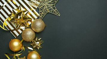 Natale oro palle e nuovo anni arredamento su un' buio sfondo. Natale sfondo. copia spazio. foto