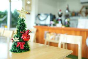 caffè negozio decorato con Natale albero 2024 foto