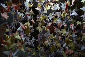 colorato origami gru su soffitto stringhe struttura sfondo azione foto