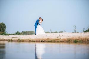 la sposa asiatica e lo sposo caucasico hanno tempo di romanticismo e sono felici insieme foto