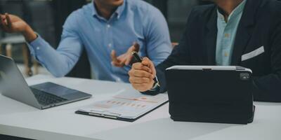 gruppo di attività commerciale persone Lavorando insieme nel il ufficio nuovo concetto attività commerciale progetto presentazione idee. foto