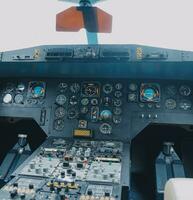 dentro un' grande Jet volante aereo cabina di pilotaggio, volante sopra nuvole foto