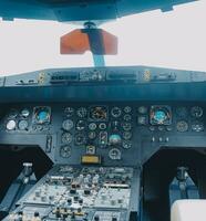 dentro un' grande Jet volante aereo cabina di pilotaggio, volante sopra nuvole foto
