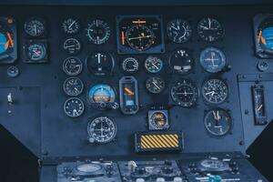 dentro un' grande Jet volante aereo cabina di pilotaggio, volante sopra nuvole foto