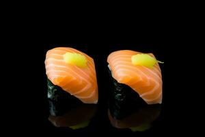 ai generato vicino su di Sushi rotoli su nero vassoio. neurale Rete ai generato foto