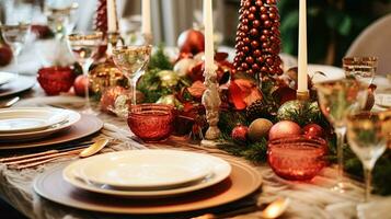 tavolo arredamento, vacanza tablescape e formale cena tavolo ambientazione per Natale, vacanze e evento celebrazione, inglese nazione decorazione e casa messa in piega foto