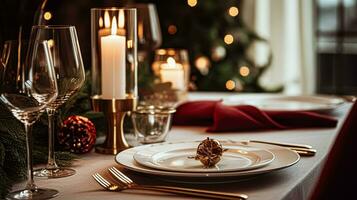 festivo Data notte tablescape idea, cena tavolo ambientazione per Due e Natale, nuovo anno, san valentino giorno arredamento, inglese nazione casa messa in piega foto