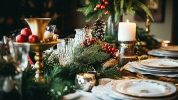 ai generato Natale tavolo arredamento, vacanza tablescape e cena tavolo ambientazione, formale evento decorazione per nuovo anno, famiglia celebrazione, inglese nazione e casa messa in piega foto