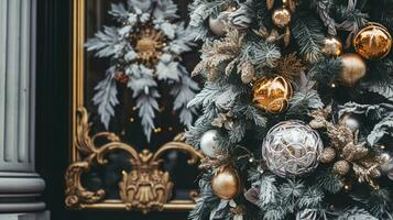 ai generato Natale decorazione dettagli su inglese styled lusso alto strada città memorizzare porta o shopping finestra Schermo, vacanza vendita e negozio arredamento foto