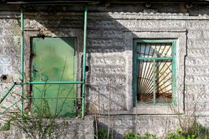 vuoto finestre di un' danneggiato Casa nel Ucraina foto