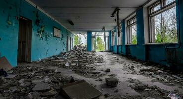 dentro un' distrutto scuola nel Ucraina foto