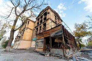 distrutto e bruciato case nel il città durante il guerra nel Ucraina foto