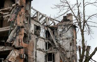 distrutto e bruciato case nel il città durante il guerra nel Ucraina foto