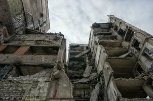 distrutto e bruciato case nel il città durante il guerra nel Ucraina foto