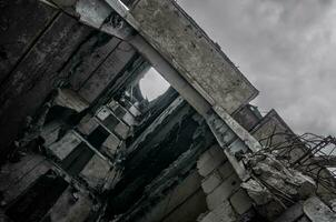 distrutto e bruciato case nel il città durante il guerra nel Ucraina foto