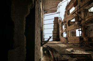 dentro un' danneggiato Casa nel Ucraina foto