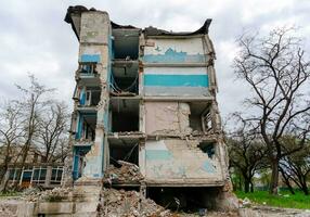 distrutto scuola edificio nel Ucraina foto