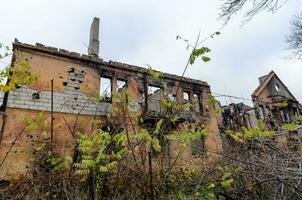 distrutto e bruciato case nel il città durante il guerra nel Ucraina foto