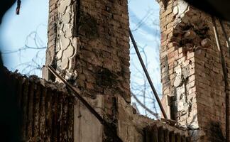 vuoto finestre di un' danneggiato Casa nel Ucraina foto