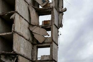 distrutto e bruciato case nel il città durante il guerra nel Ucraina foto