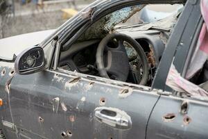danneggiato e saccheggiato macchine nel un' città nel Ucraina durante il guerra foto