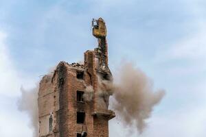 colpire e esplosione di un' combattere militare missile nel un' Residenziale edificio nel Ucraina foto