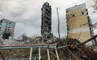 distrutto e bruciato case nel il città Russia Ucraina guerra foto