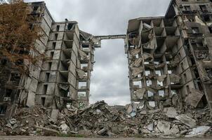 distrutto e bruciato case nel il città durante il guerra nel Ucraina foto