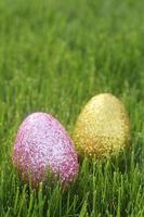 uova di pasqua colorate natura morta con luce naturale foto