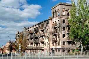 distrutto e bruciato case nel il città durante il guerra nel Ucraina foto