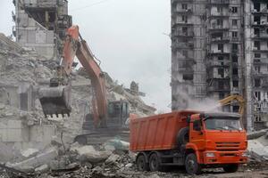 costruzione attrezzatura distrugge influenzato case guerra nel Ucraina foto