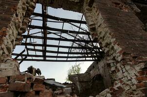 dentro un' danneggiato Casa nel Ucraina foto