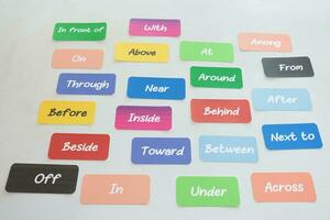 inglese grammatica parola carte su bianca scrivania foto