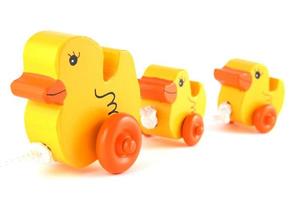 giocattoli fatti a mano di anatra gialla di fila foto
