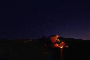 campeggio notturno nel parco nazionale di Joshua Tree foto