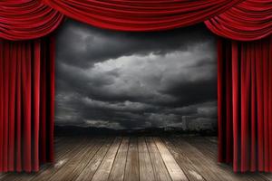 palcoscenico luminoso con tende da teatro in velluto rosso foto