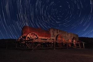 esposizione notturna tracce stellari del cielo nella valle della morte california foto