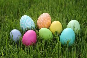 uova di pasqua colorate natura morta con luce naturale foto