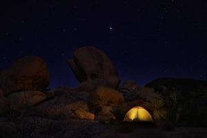 campeggio notturno nel parco nazionale di Joshua Tree foto