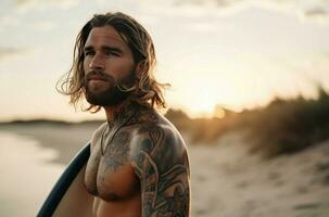 ai generato tatuato surfer uomo Tenere tavola da surf su spiaggia. creare ai foto