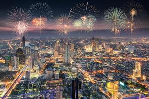 celebrazione con fuochi d'artificio sulla città di bangkok foto