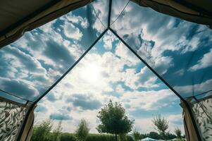 ai generato giardino tenda Visualizza blu cielo con bianca nuvole. creare ai foto