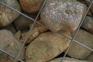 pietra dentro ferro gabbia con dettaglio e sfondo. foto
